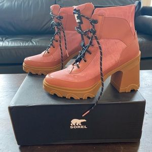 Sorel brand brex heel lace Lux sandy clay gum color pink heeled boots size 8.5